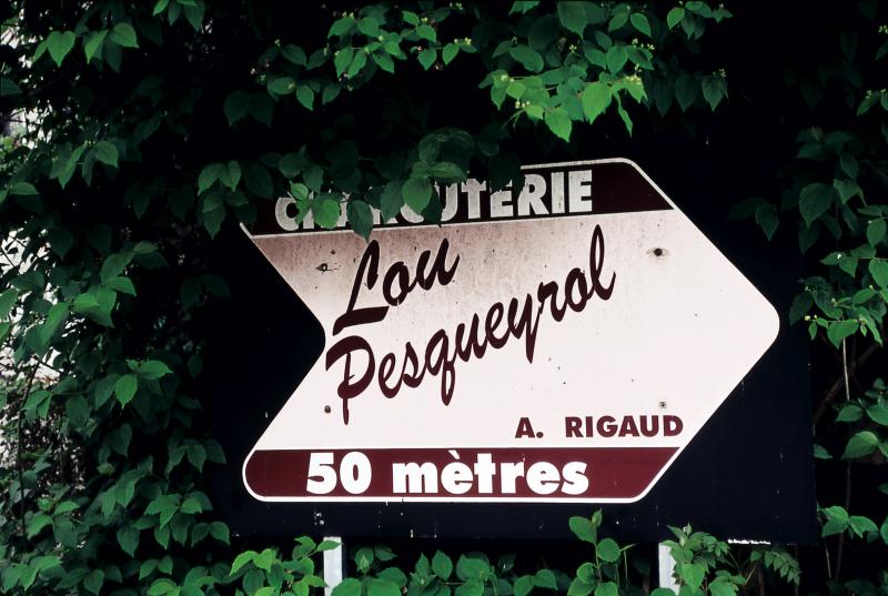 Panneau de signalisation en français et en occitan Charcuterie Lou Pesqueyrol [Lo Pesquièròl], aux Pesquiés, avril 2002